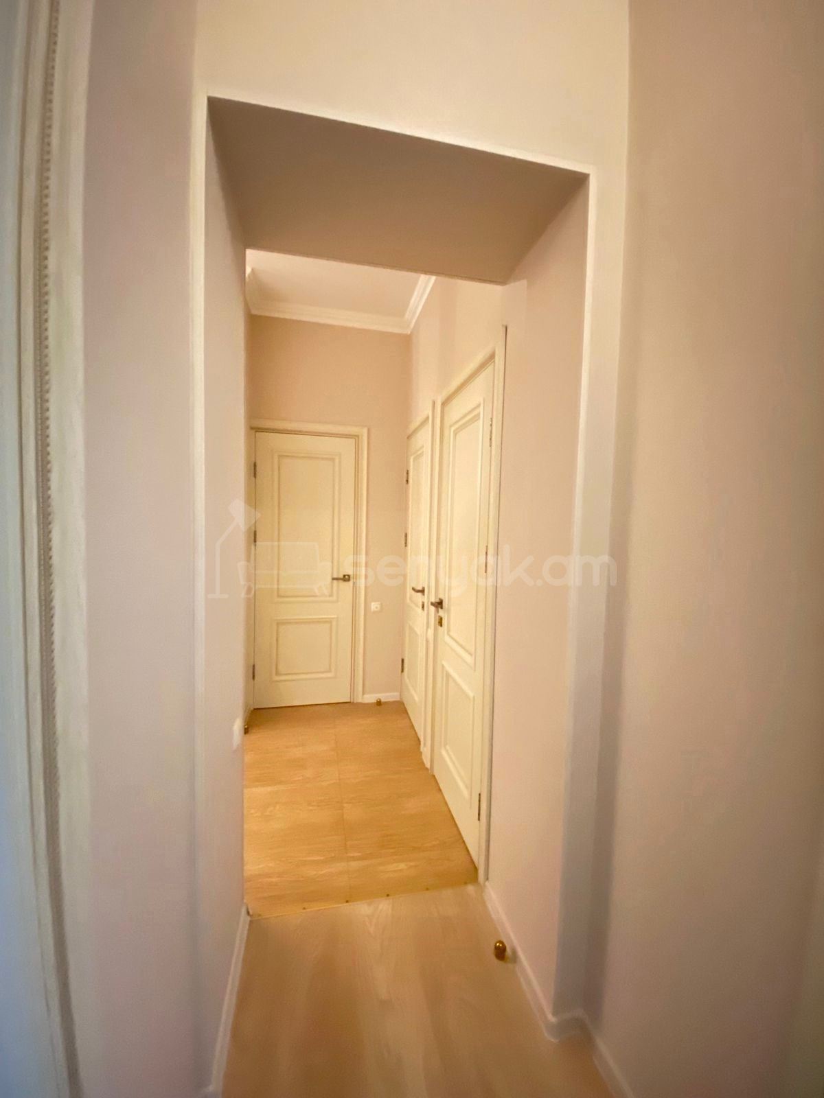 4 Սենյականոց Բնակարան Քարե Շենքում, 105քմ, 5/5 հարկ, Դիզայներական Վերանորոգված, Կահավորված