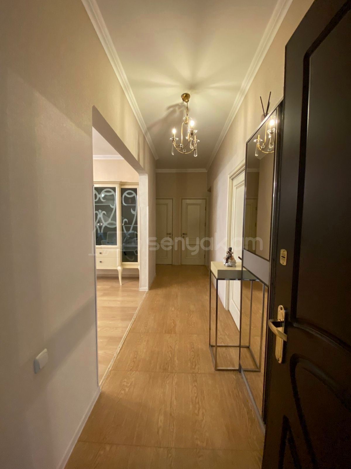 4 Սենյականոց Բնակարան Քարե Շենքում, 105քմ, 5/5 հարկ, Դիզայներական Վերանորոգված, Կահավորված