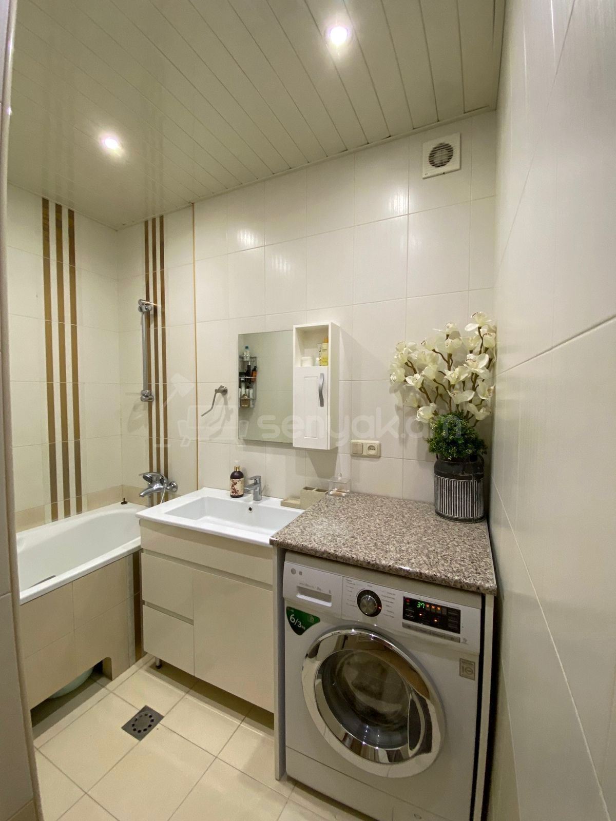 4 Սենյականոց Բնակարան Քարե Շենքում, 105քմ, 5/5 հարկ, Դիզայներական Վերանորոգված, Կահավորված