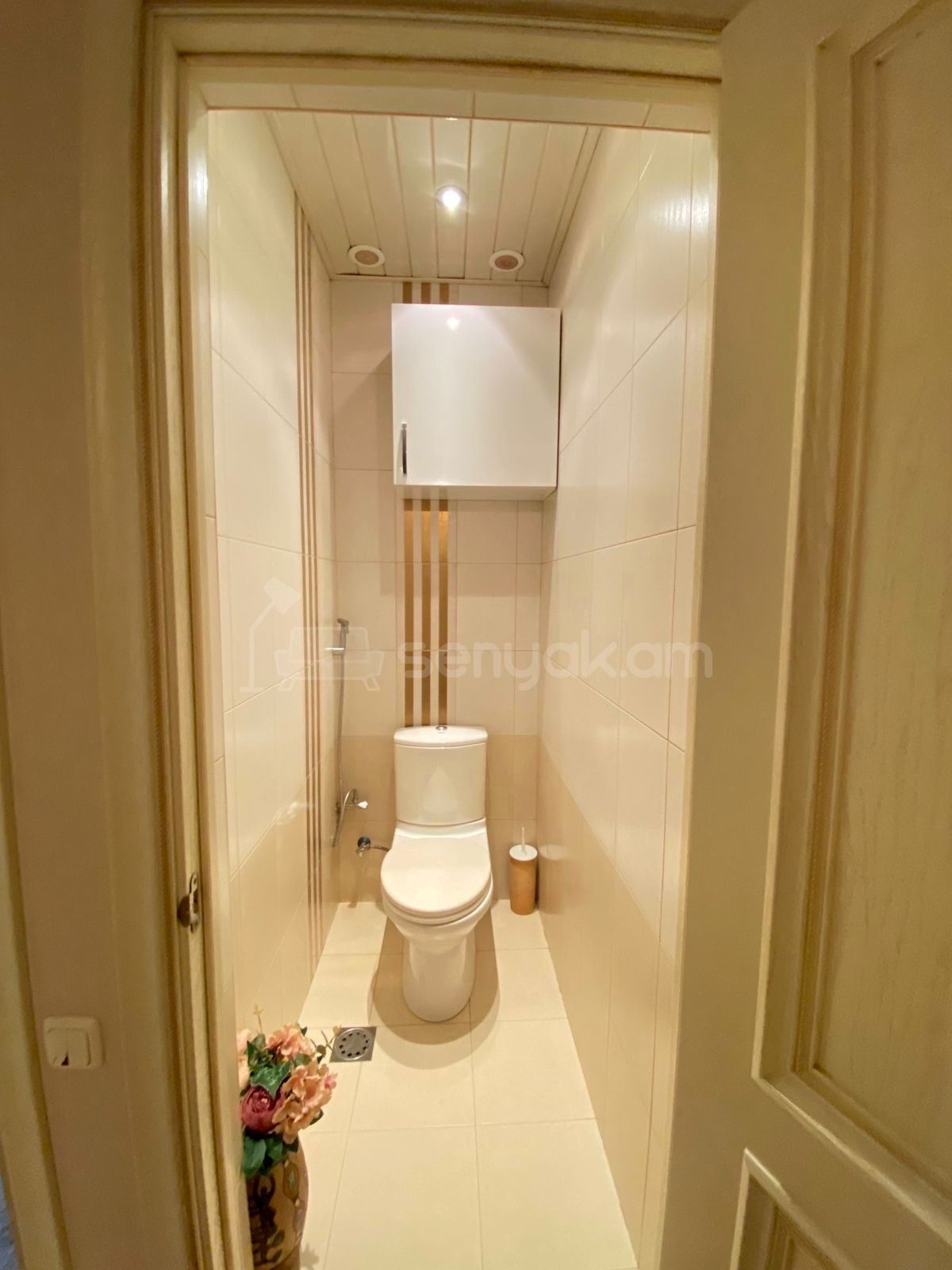 4 Սենյականոց Բնակարան Քարե Շենքում, 105քմ, 5/5 հարկ, Դիզայներական Վերանորոգված, Կահավորված