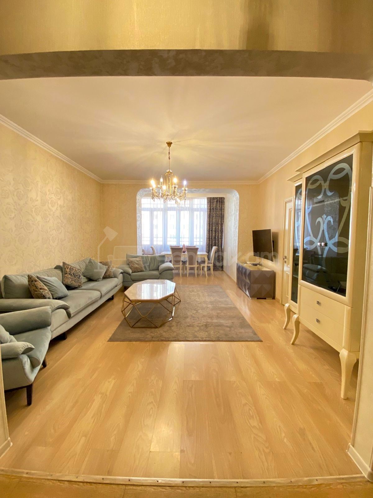 4 Սենյականոց Բնակարան Քարե Շենքում, 105քմ, 5/5 հարկ, Դիզայներական Վերանորոգված, Կահավորված