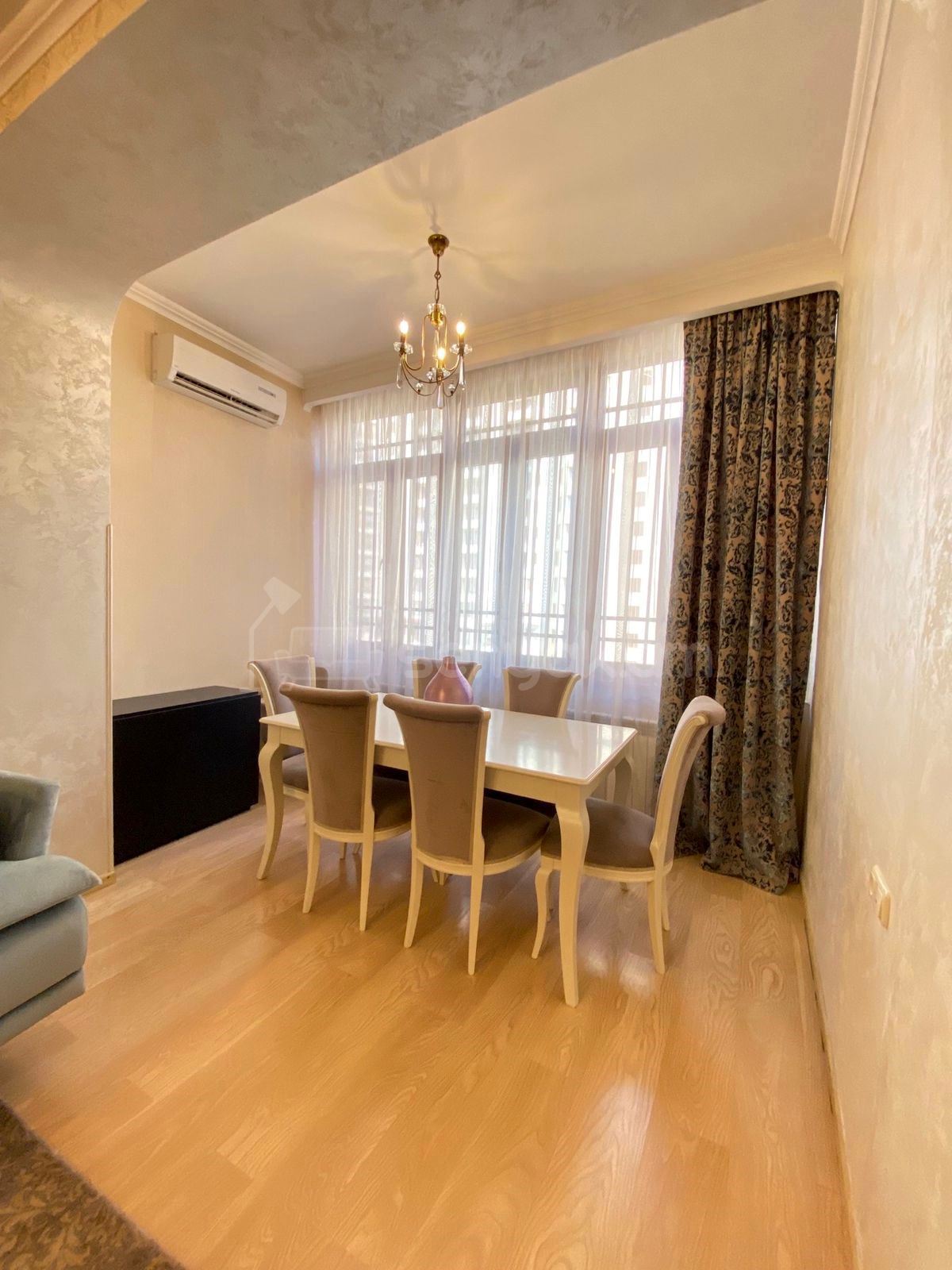 4 Սենյականոց Բնակարան Քարե Շենքում, 105քմ, 5/5 հարկ, Դիզայներական Վերանորոգված, Կահավորված