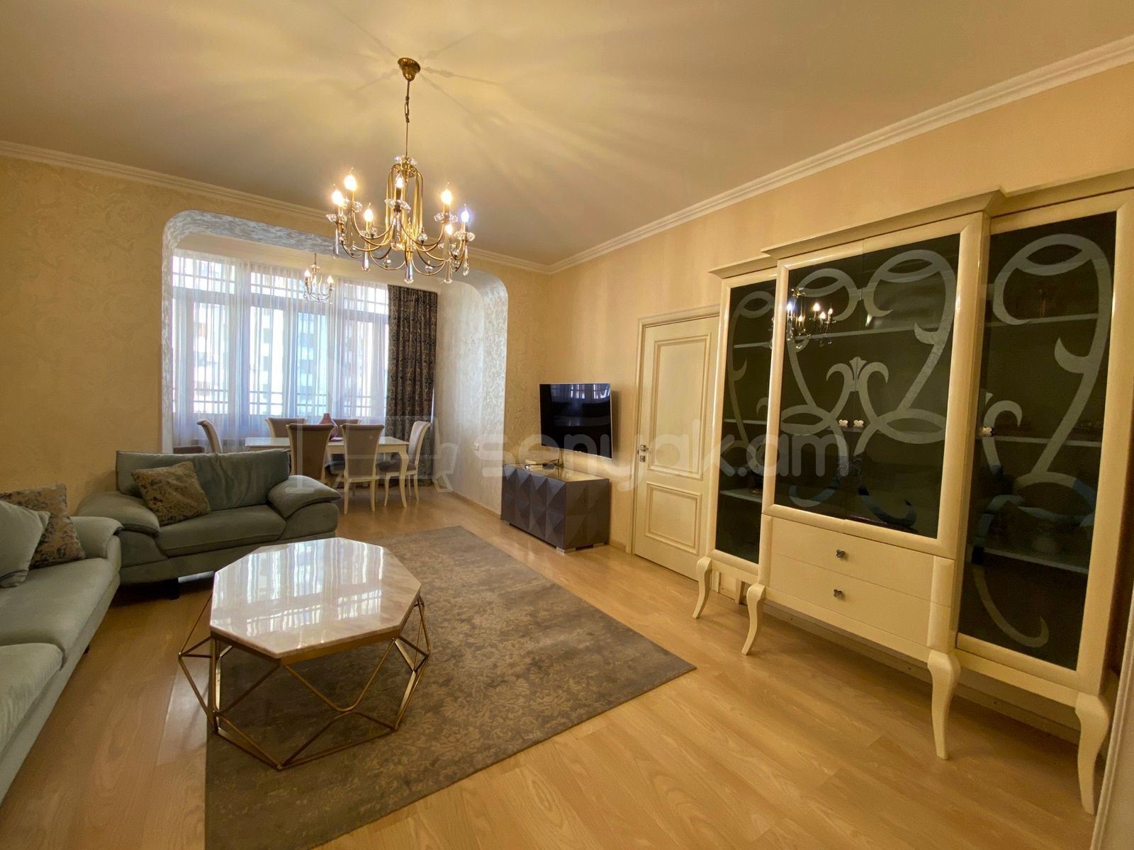 4 Սենյականոց Բնակարան Քարե Շենքում, 105քմ, 5/5 հարկ, Դիզայներական Վերանորոգված, Կահավորված