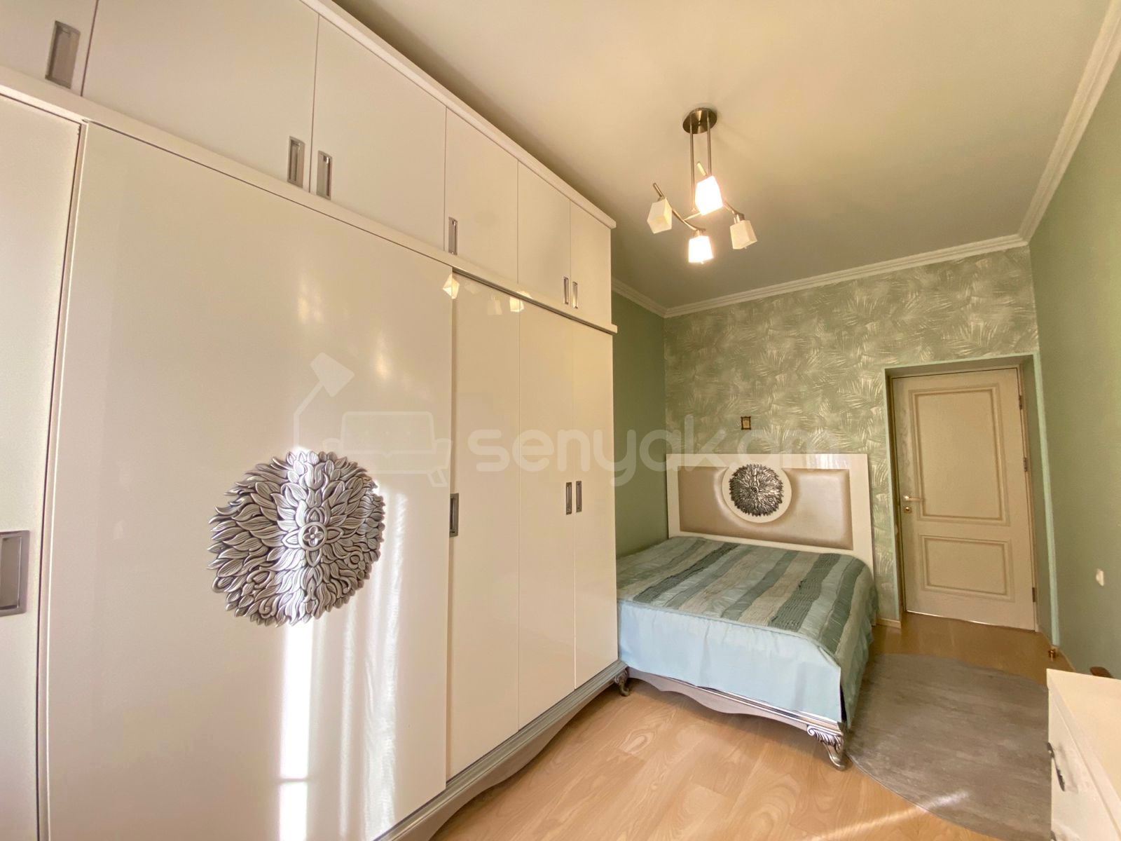 4 Սենյականոց Բնակարան Քարե Շենքում, 105քմ, 5/5 հարկ, Դիզայներական Վերանորոգված, Կահավորված