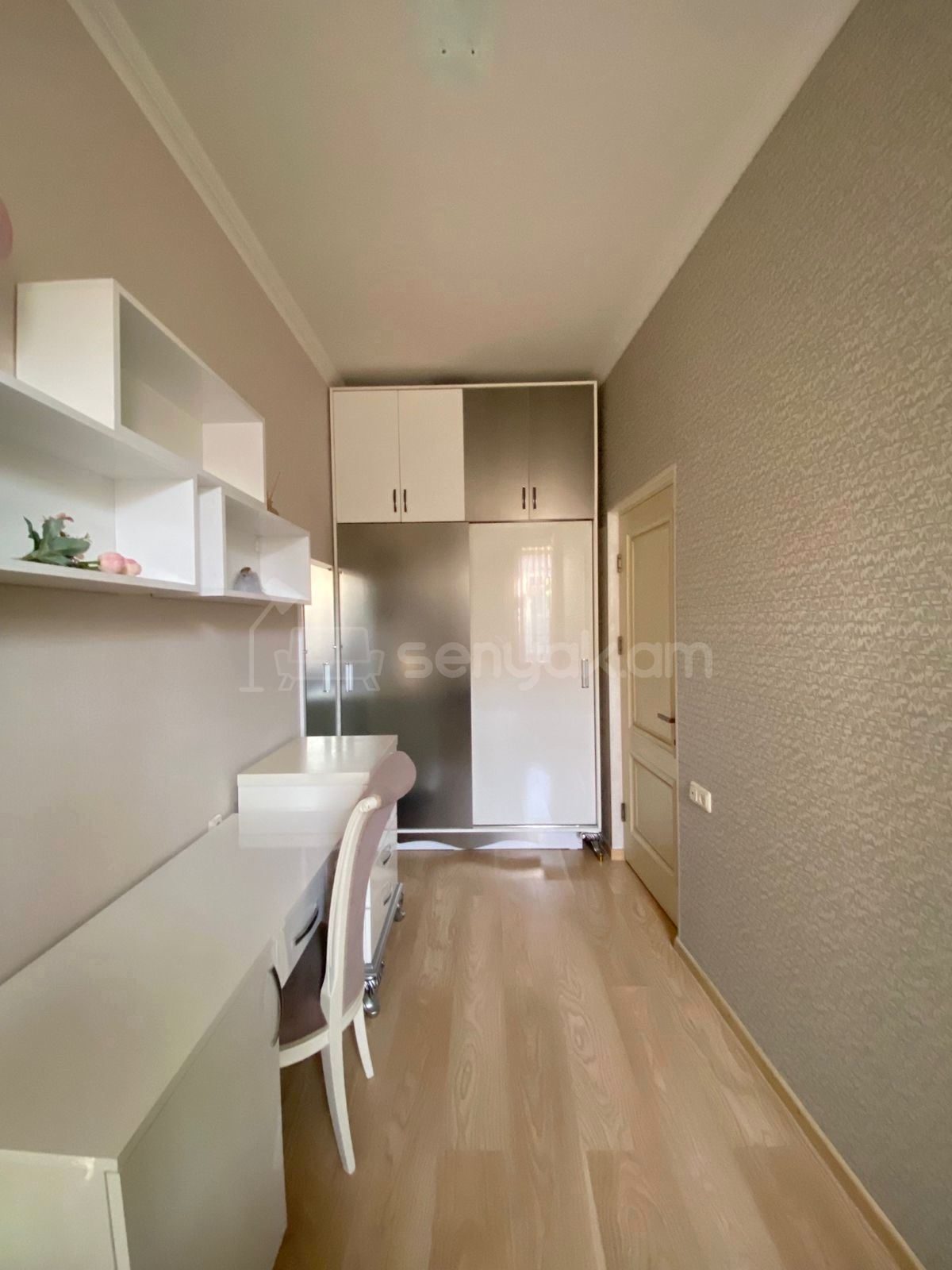 4 Սենյականոց Բնակարան Քարե Շենքում, 105քմ, 5/5 հարկ, Դիզայներական Վերանորոգված, Կահավորված