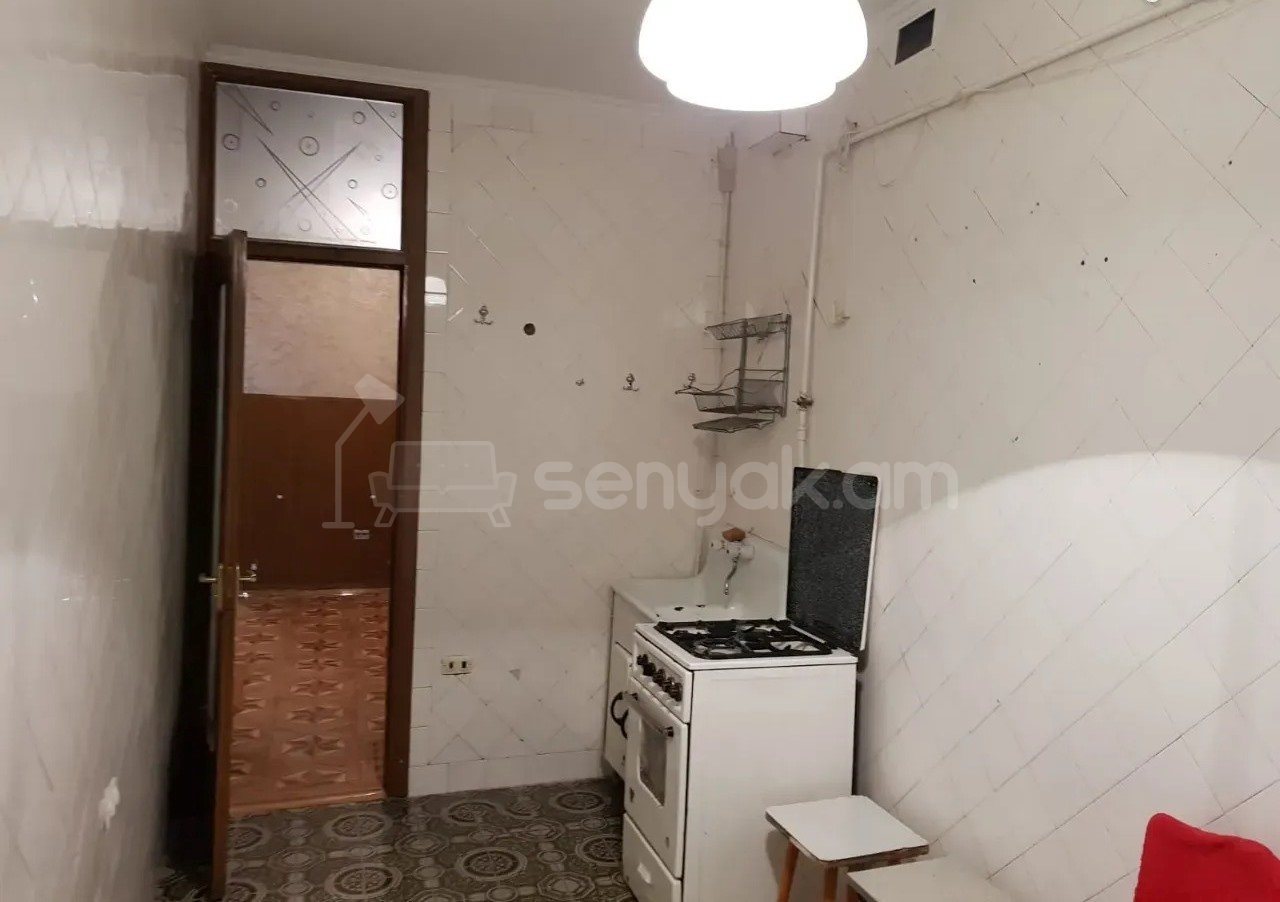 4 Սենյականոց Բնակարան Քարե Շենքում, 98քմ, 5/7 հարկ, Նորմալ Վիճակում