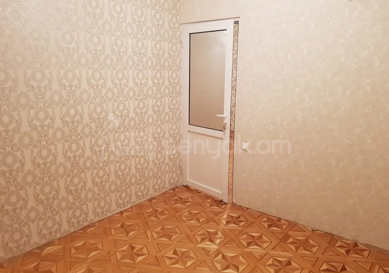 4 Սենյականոց Բնակարան Քարե Շենքում, 98քմ, 5/7 հարկ, Նորմալ Վիճակում