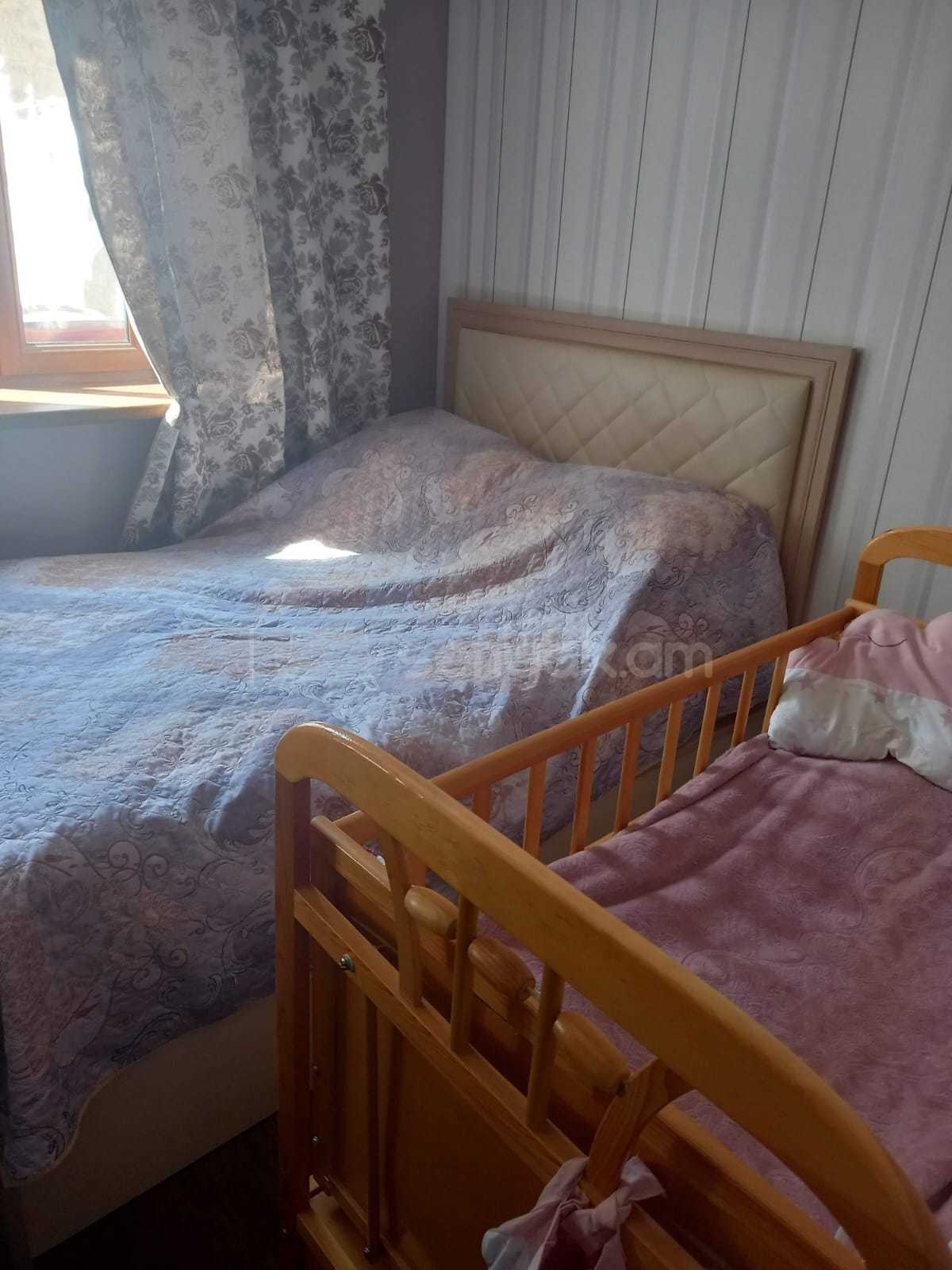 2 Սենյականոց Բնակարան Քարե Շենքում, 41քմ, 1/3 հարկ, Նորմալ Վիճակում, Մասամբ Կահավորված