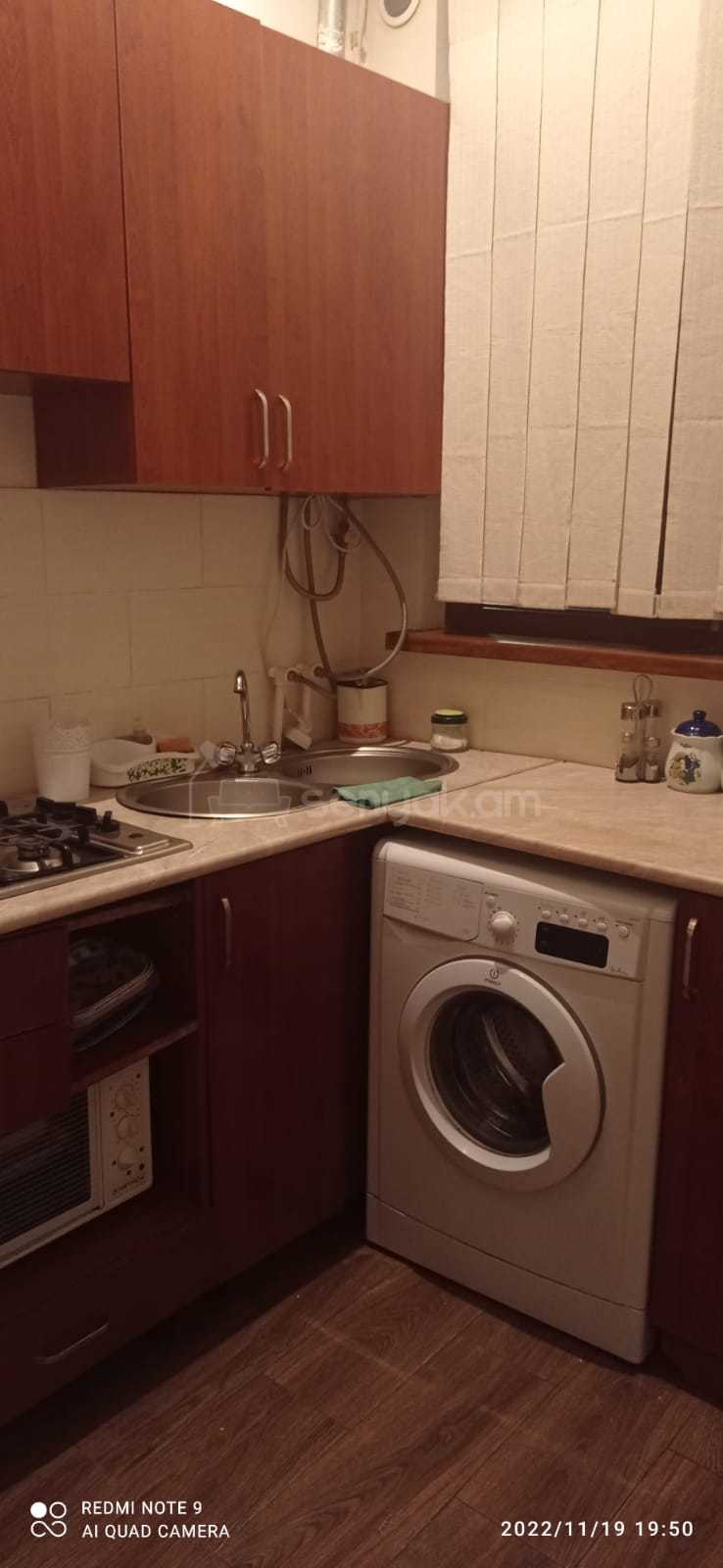 2 Սենյականոց Բնակարան Քարե Շենքում, 41քմ, 1/3 հարկ, Նորմալ Վիճակում, Մասամբ Կահավորված