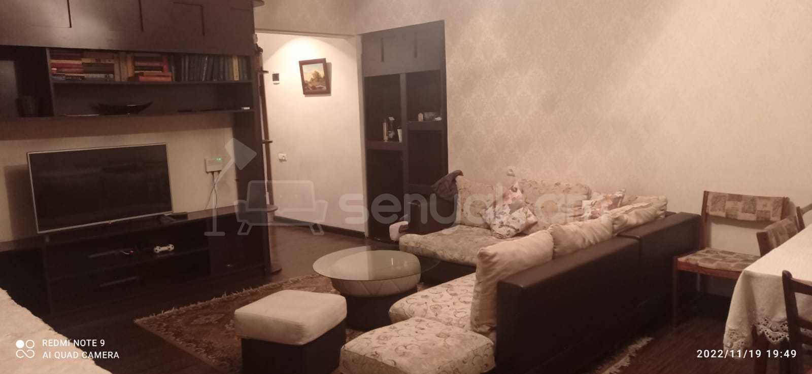 2 Սենյականոց Բնակարան Քարե Շենքում, 41քմ, 1/3 հարկ, Նորմալ Վիճակում, Մասամբ Կահավորված