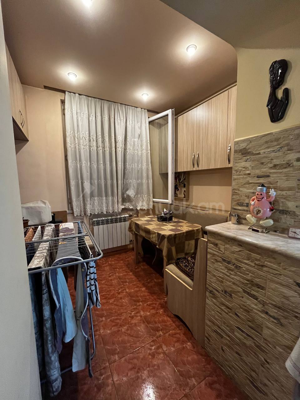 1 Սենյականոց Բնակարան Քարե Շենքում, 45քմ, 2/5 հարկ, Կապիտալ Վերանորոգված