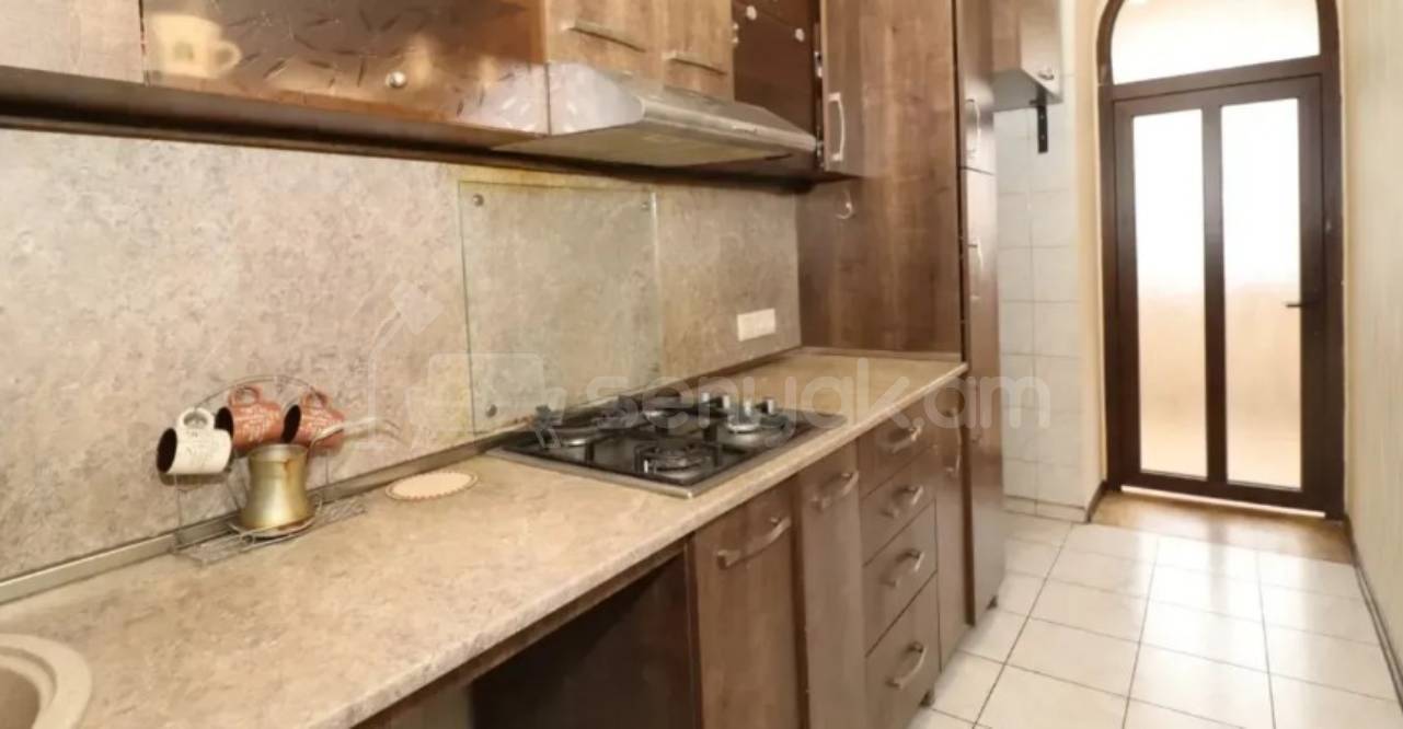 7 Սենյականոց Բնակարան Քարե Շենքում, 180քմ, 3/3 հարկ, Կոսմետիկ Վերանորոգված