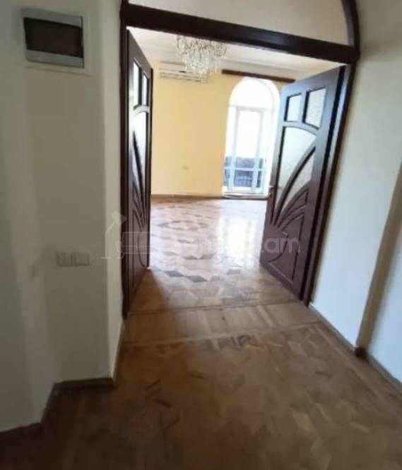 7 Սենյականոց Բնակարան Քարե Շենքում, 180քմ, 3/3 հարկ, Կոսմետիկ Վերանորոգված