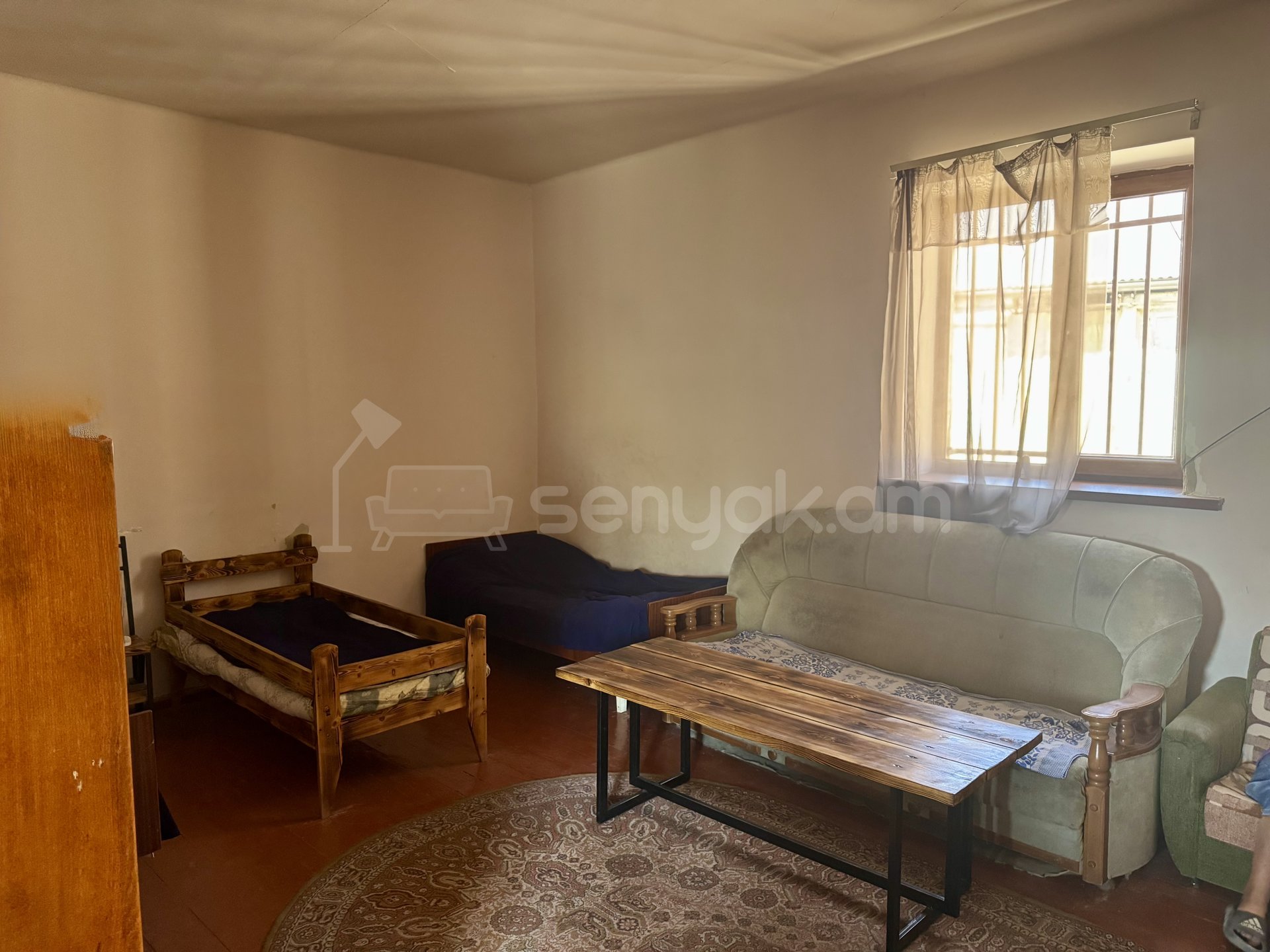 4 Սենյականոց Բնակարան Քարե Շենքում, 242քմ, 1/1 հարկ, Նորմալ Վիճակում