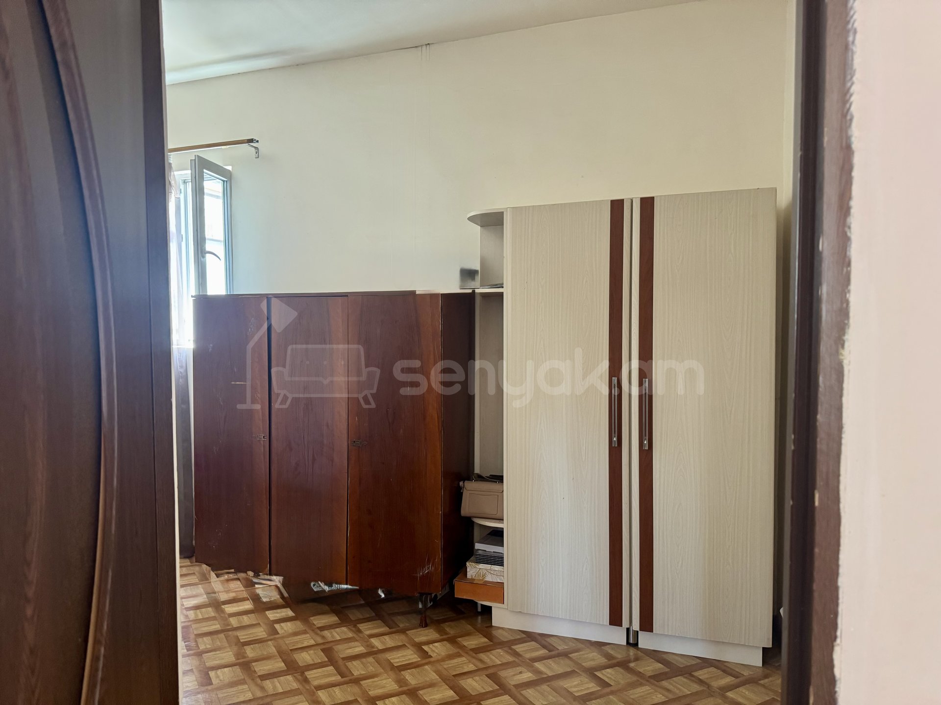 4 Սենյականոց Բնակարան Քարե Շենքում, 242քմ, 1/1 հարկ, Նորմալ Վիճակում