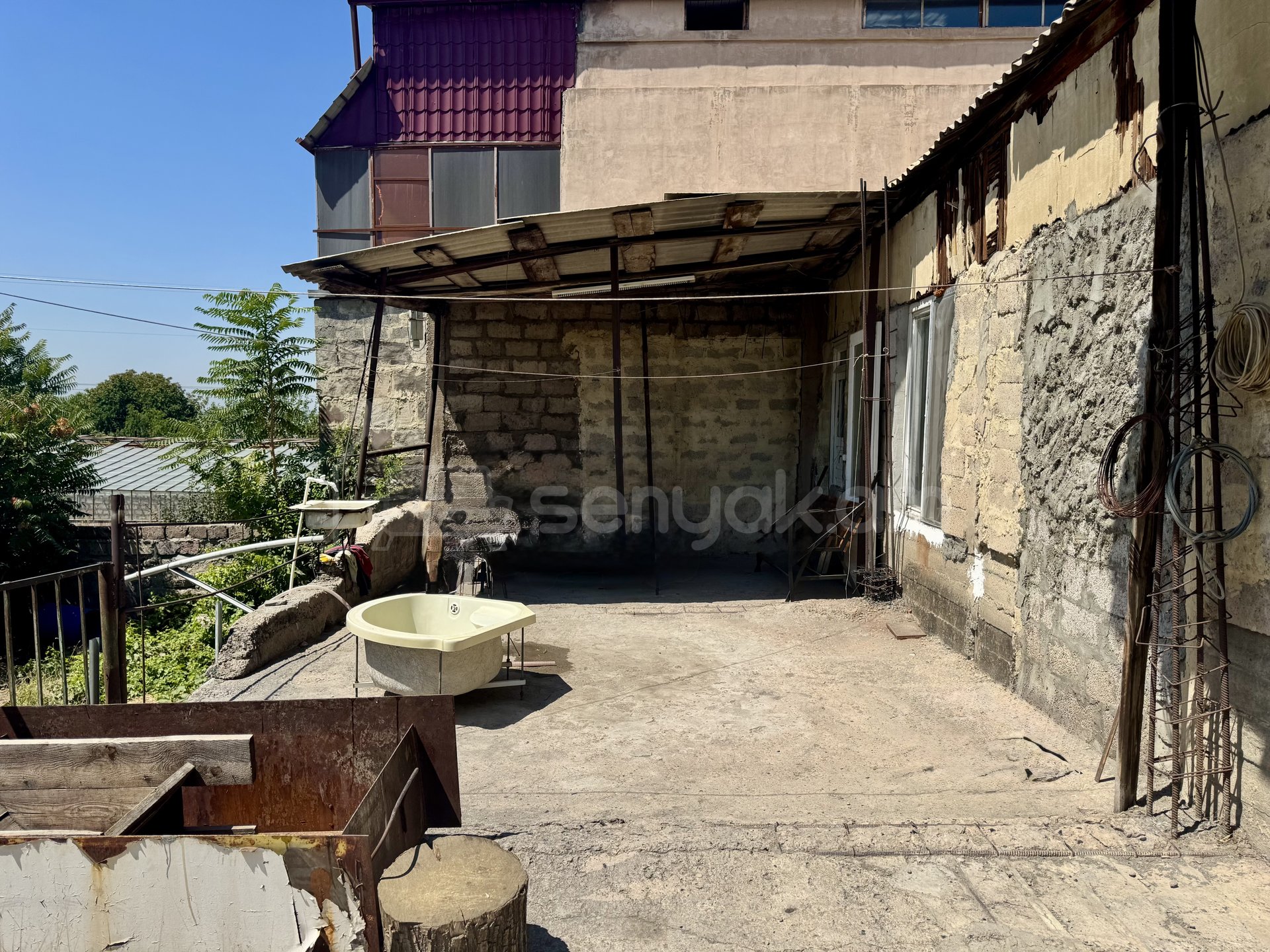 4 Սենյականոց Բնակարան Քարե Շենքում, 242քմ, 1/1 հարկ, Նորմալ Վիճակում