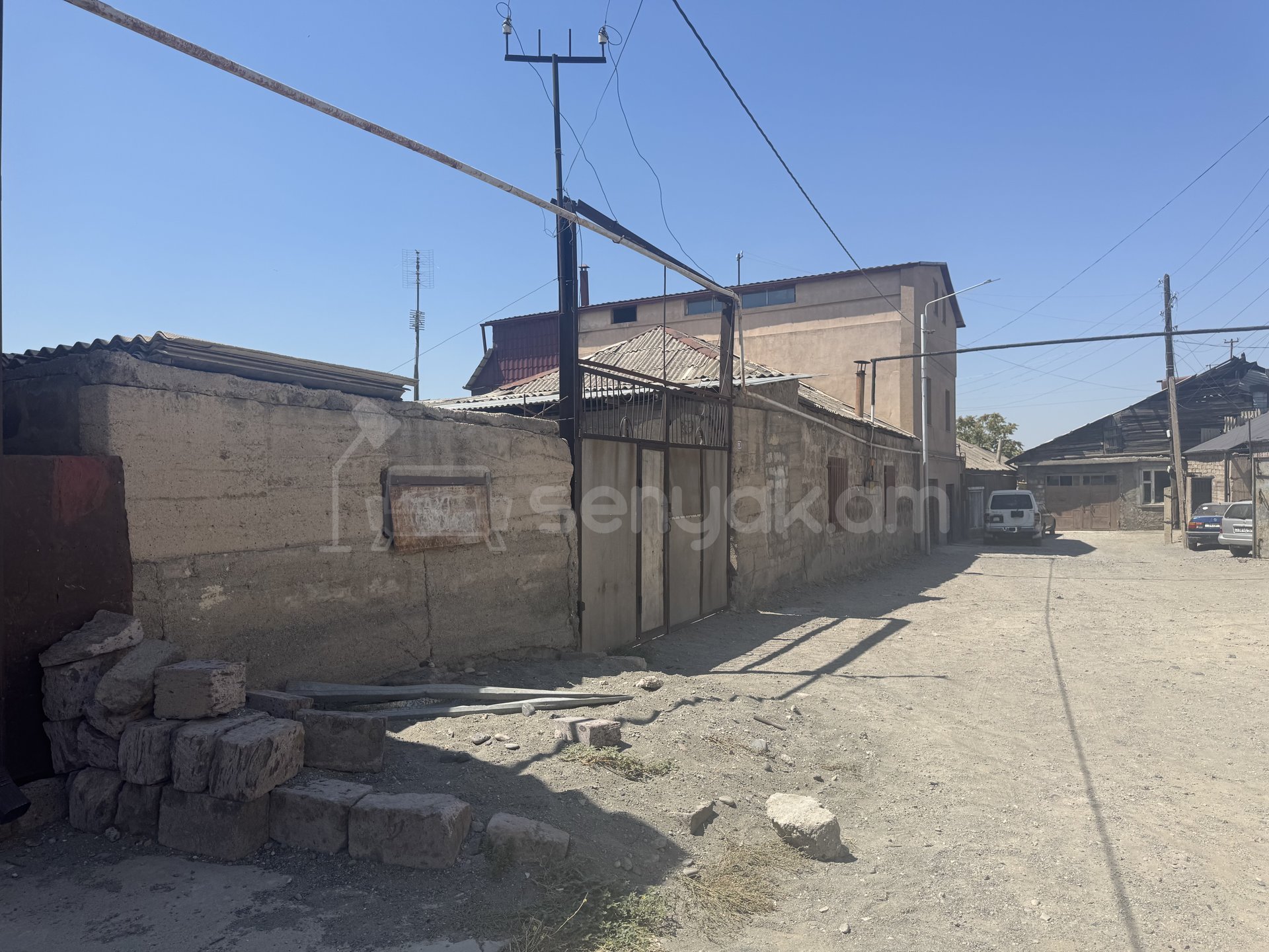 4 Սենյականոց Բնակարան Քարե Շենքում, 242քմ, 1/1 հարկ, Նորմալ Վիճակում