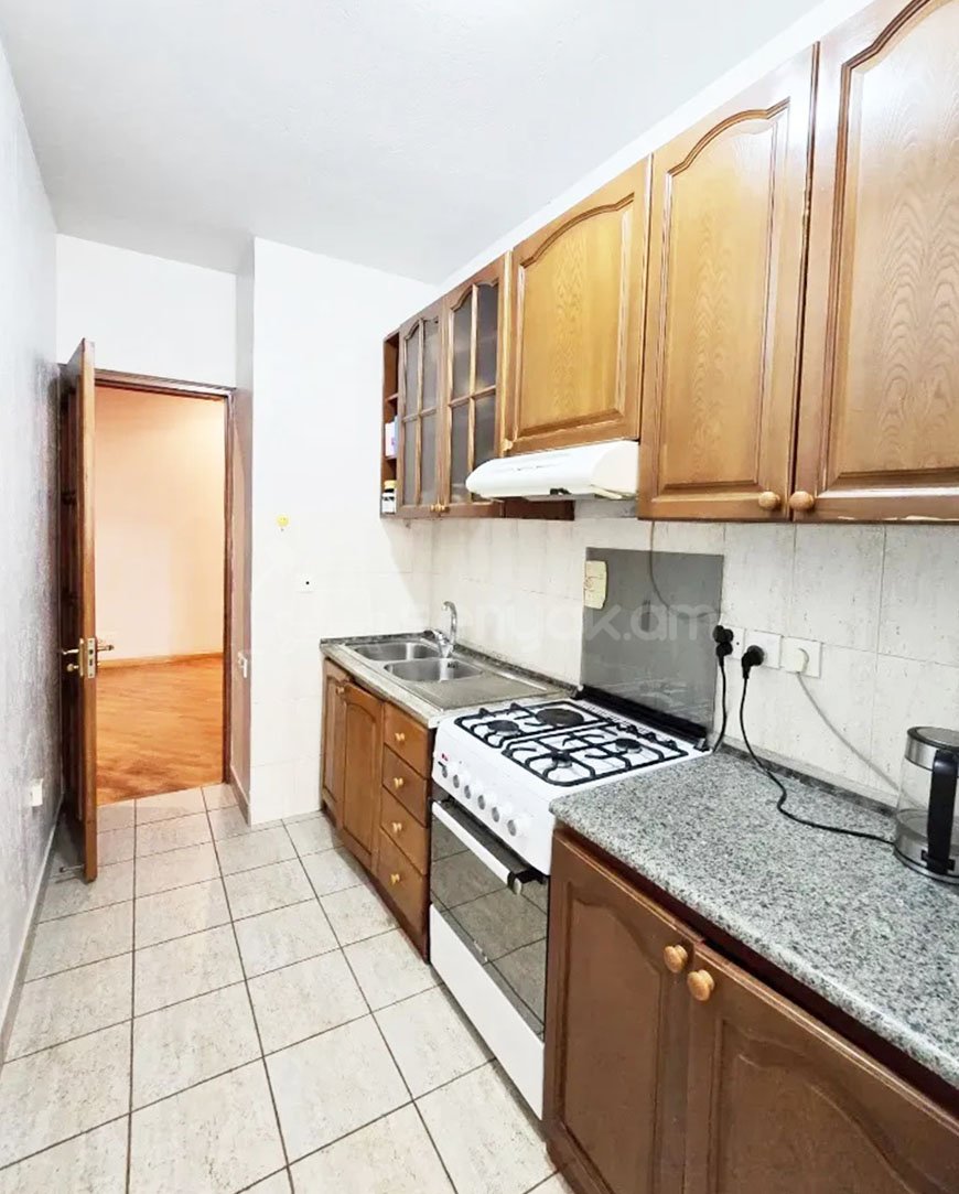 4 Սենյականոց Բնակարան Քարե Շենքում, 96քմ, 2/5 հարկ, Կապիտալ Վերանորոգված