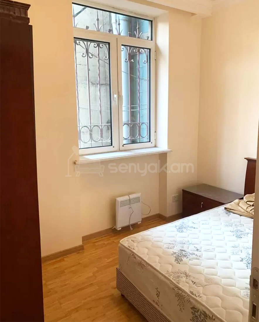 3 Սենյականոց Բնակարան Քարե Շենքում, 80քմ, 2/7 հարկ, Կապիտալ Վերանորոգված