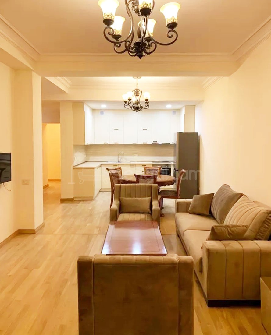 3 Սենյականոց Բնակարան Քարե Շենքում, 80քմ, 2/7 հարկ, Կապիտալ Վերանորոգված