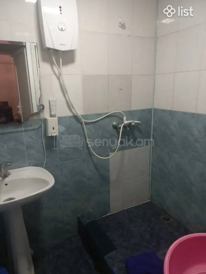 3 Սենյականոց Բնակարան Քարե Շենքում, 58քմ, 3/5 հարկ, Նորմալ Վիճակում, Կահավորված, Արևկող