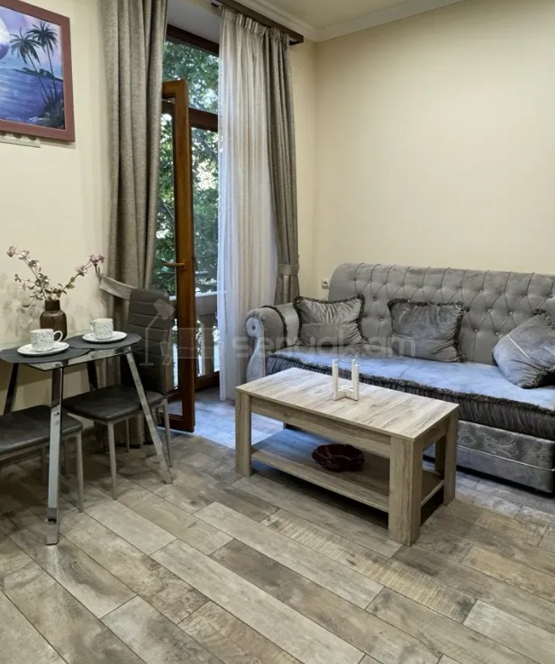 2 Սենյականոց Բնակարան Քարե Շենքում, 30քմ, 2/5 հարկ, Կապիտալ Վերանորոգված