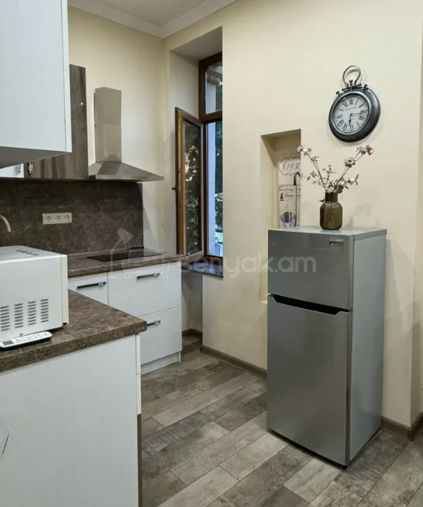 2 Սենյականոց Բնակարան Քարե Շենքում, 30քմ, 2/5 հարկ, Կապիտալ Վերանորոգված