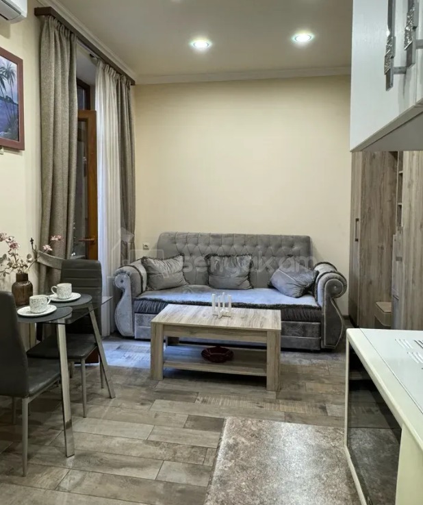 2 Սենյականոց Բնակարան Քարե Շենքում, 30քմ, 2/5 հարկ, Կապիտալ Վերանորոգված