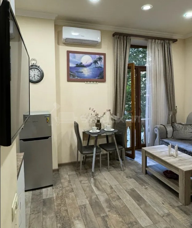 2 Սենյականոց Բնակարան Քարե Շենքում, 30քմ, 2/5 հարկ, Կապիտալ Վերանորոգված