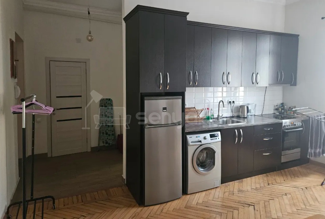 2 Սենյականոց Բնակարան Քարե Շենքում, 35քմ, 5/5 հարկ, Կապիտալ Վերանորոգված