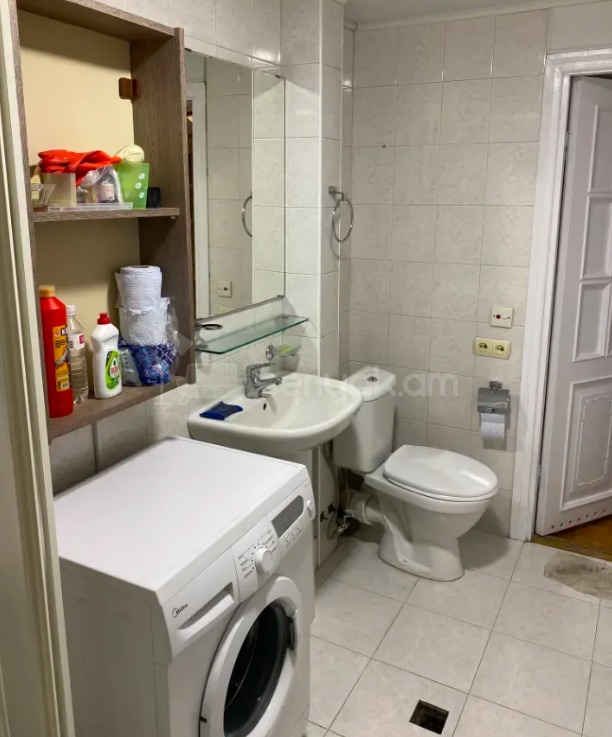 4 Սենյականոց Բնակարան Քարե Շենքում, 78քմ, 4/5 հարկ, Կապիտալ Վերանորոգված, Կահավորված