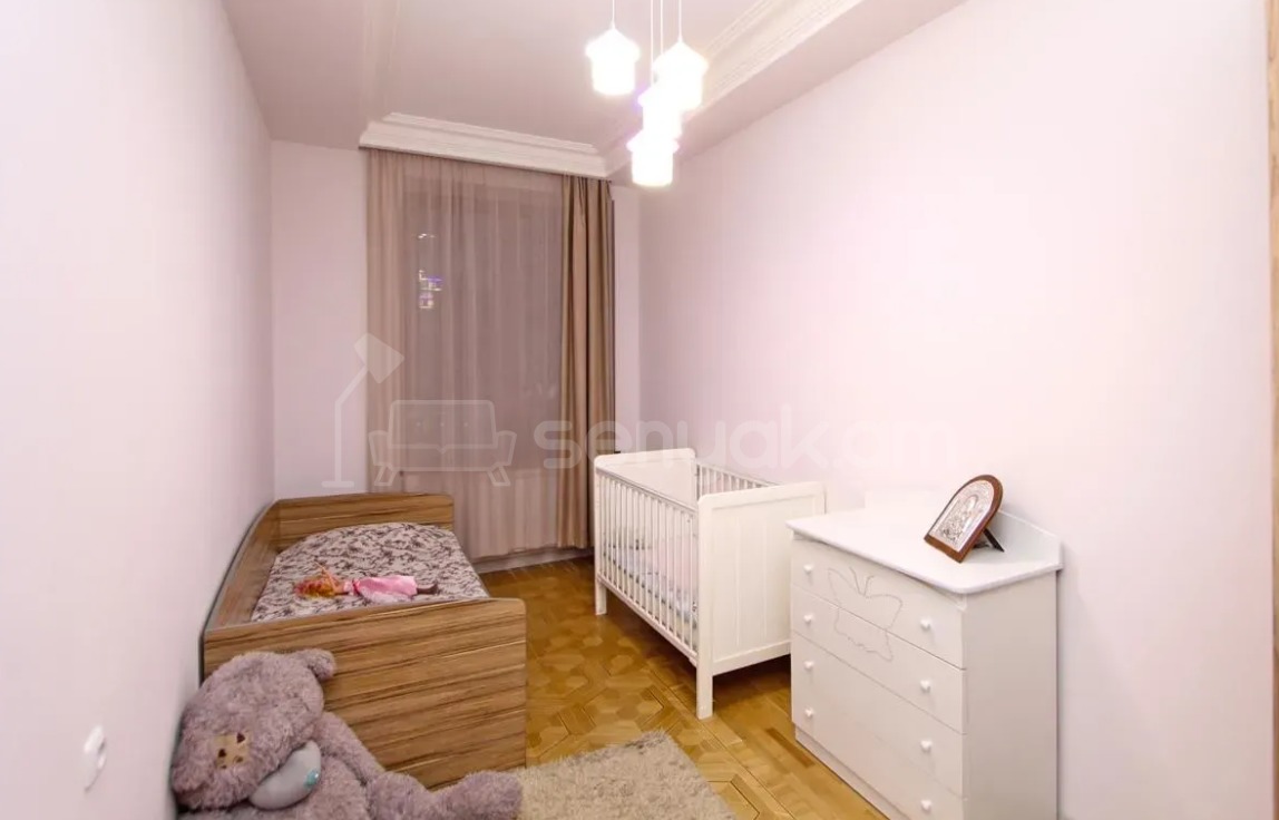 4 Սենյականոց Բնակարան Քարե Շենքում, 85քմ, 4/5 հարկ, Կապիտալ Վերանորոգված