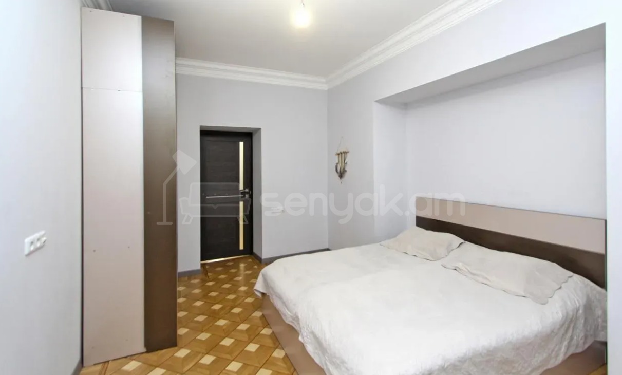 4 Սենյականոց Բնակարան Քարե Շենքում, 85քմ, 4/5 հարկ, Կապիտալ Վերանորոգված