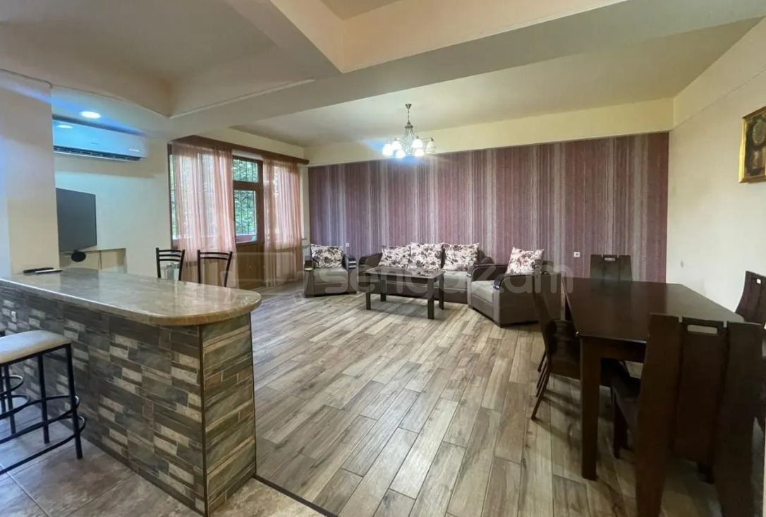 3 Սենյականոց Բնակարան Քարե Շենքում, 100քմ, 2/5 հարկ, Կապիտալ Վերանորոգված