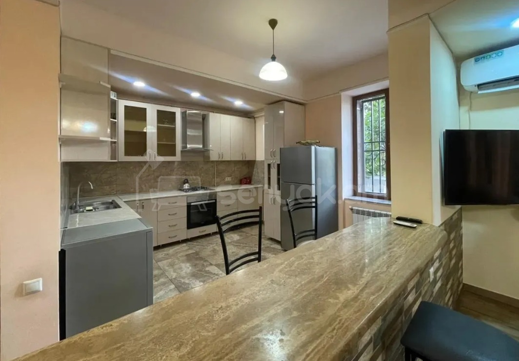 3 Սենյականոց Բնակարան Քարե Շենքում, 100քմ, 2/5 հարկ, Կապիտալ Վերանորոգված