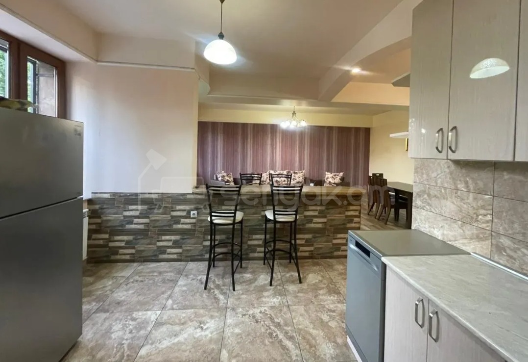 3 Սենյականոց Բնակարան Քարե Շենքում, 100քմ, 2/5 հարկ, Կապիտալ Վերանորոգված