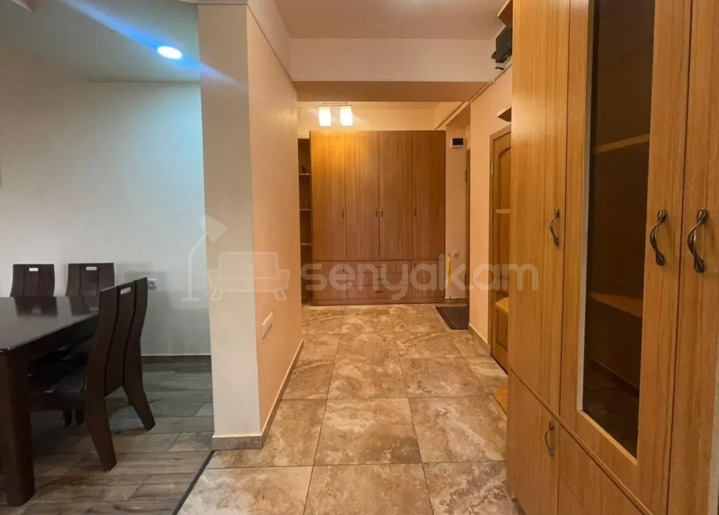 3 Սենյականոց Բնակարան Քարե Շենքում, 100քմ, 2/5 հարկ, Կապիտալ Վերանորոգված