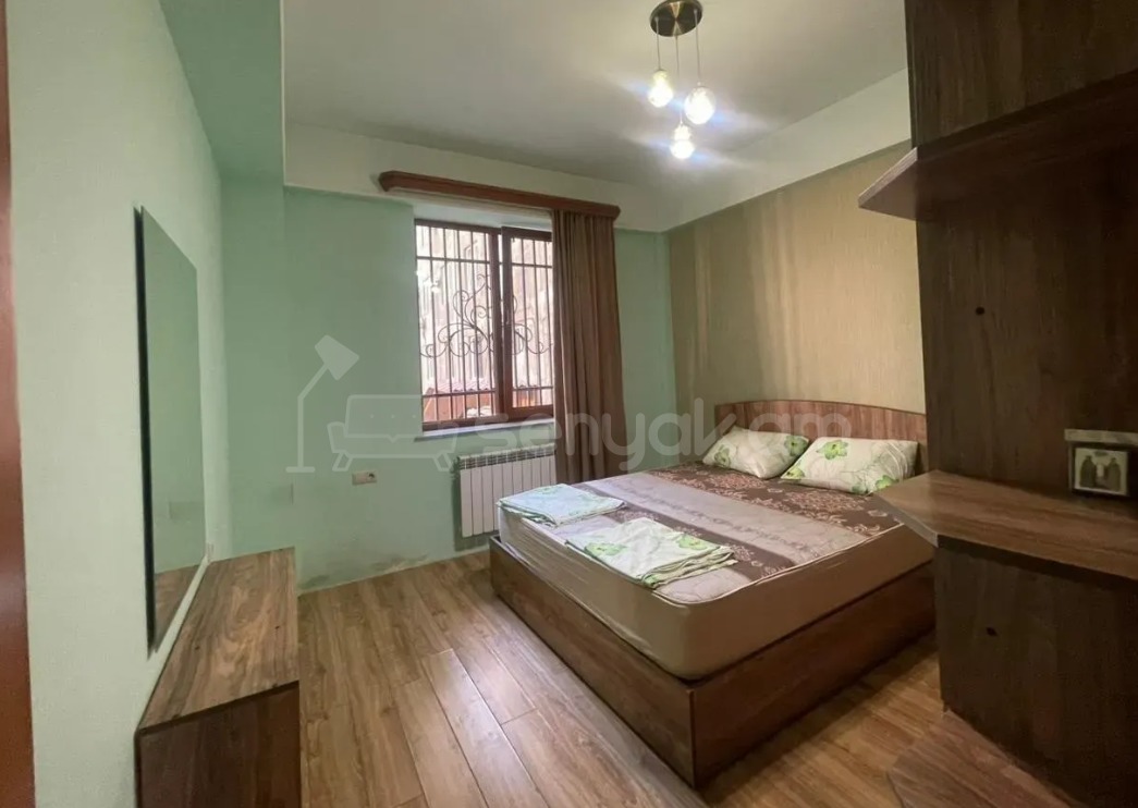 3 Սենյականոց Բնակարան Քարե Շենքում, 100քմ, 2/5 հարկ, Կապիտալ Վերանորոգված