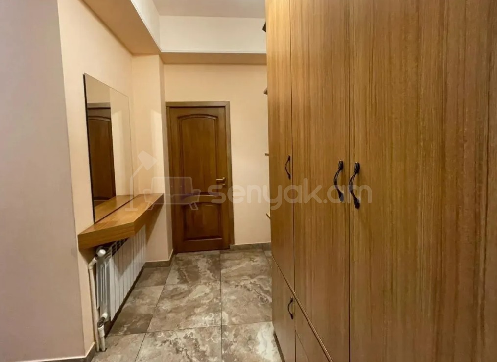 3 Սենյականոց Բնակարան Քարե Շենքում, 100քմ, 2/5 հարկ, Կապիտալ Վերանորոգված