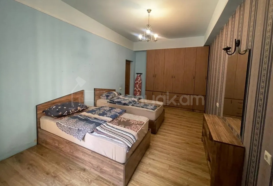 3 Սենյականոց Բնակարան Քարե Շենքում, 100քմ, 2/5 հարկ, Կապիտալ Վերանորոգված