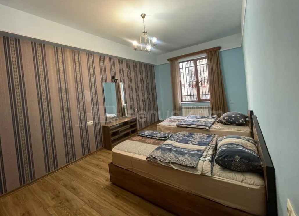 3 Սենյականոց Բնակարան Քարե Շենքում, 100քմ, 2/5 հարկ, Կապիտալ Վերանորոգված