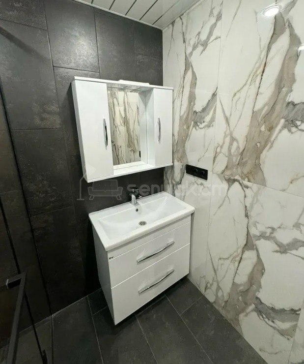 3 Սենյականոց Բնակարան Քարե Շենքում, 70քմ, 1/5 հարկ, Դիզայներական Վերանորոգված