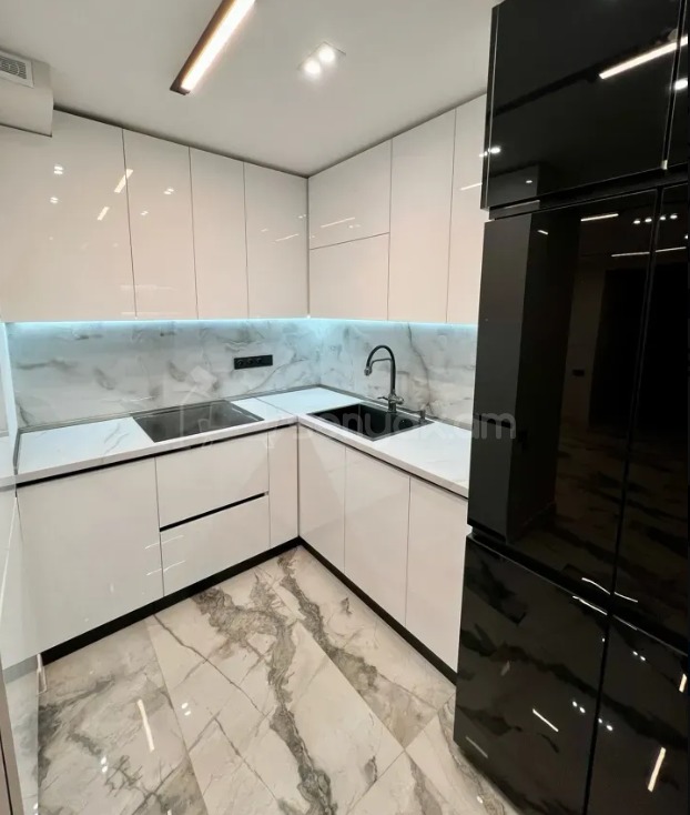 3 Սենյականոց Բնակարան Քարե Շենքում, 70քմ, 1/5 հարկ, Դիզայներական Վերանորոգված