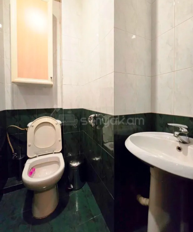 4 Սենյականոց Բնակարան Քարե Շենքում, 96քմ, 2/5 հարկ, Կապիտալ Վերանորոգված