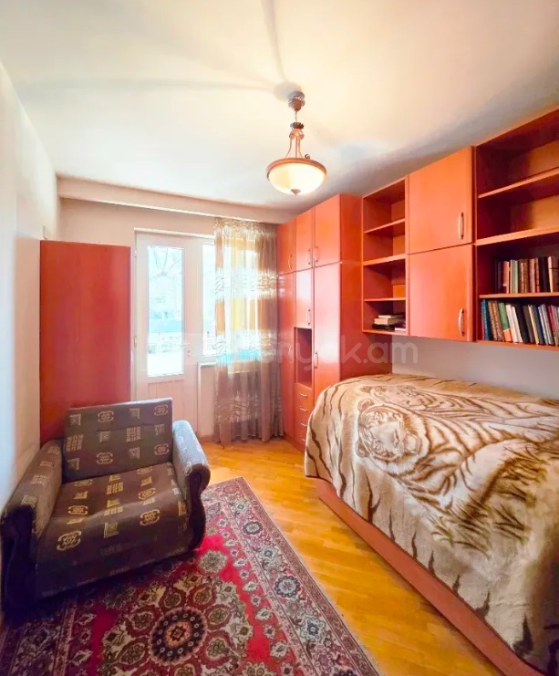 4 Սենյականոց Բնակարան Քարե Շենքում, 96քմ, 2/5 հարկ, Կապիտալ Վերանորոգված