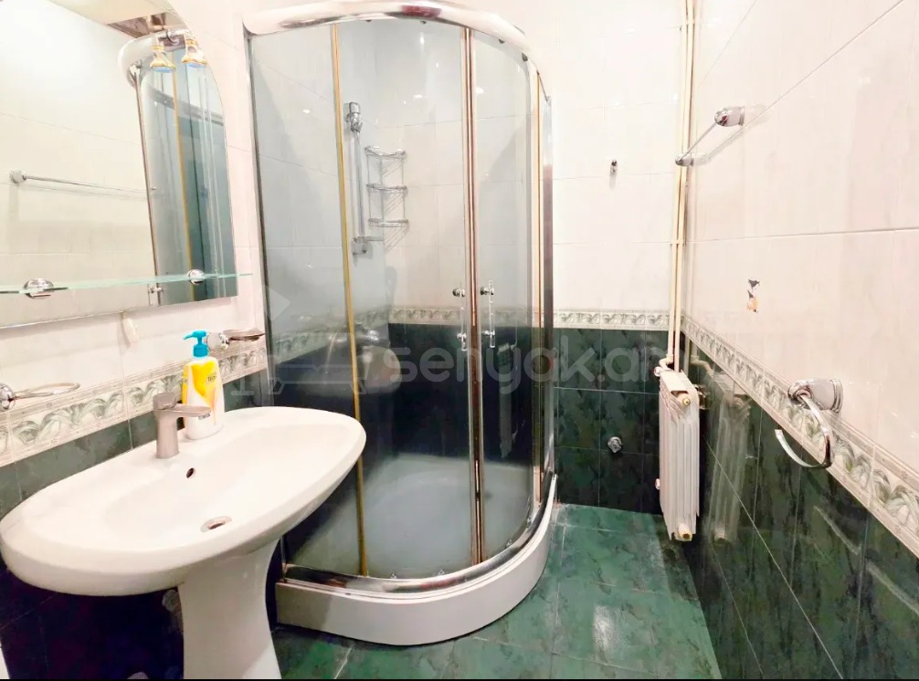 4 Սենյականոց Բնակարան Քարե Շենքում, 96քմ, 2/5 հարկ, Կապիտալ Վերանորոգված