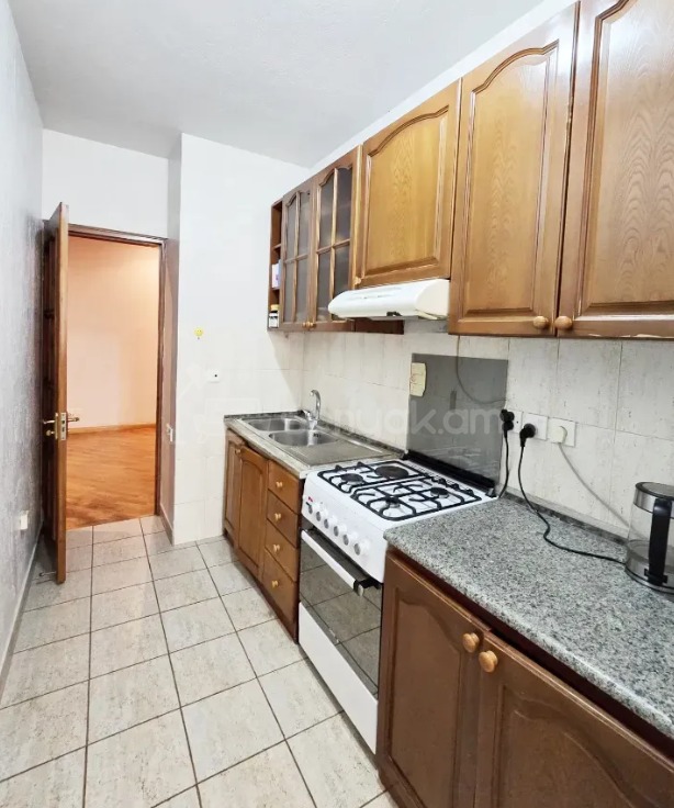 4 Սենյականոց Բնակարան Քարե Շենքում, 96քմ, 2/5 հարկ, Կապիտալ Վերանորոգված