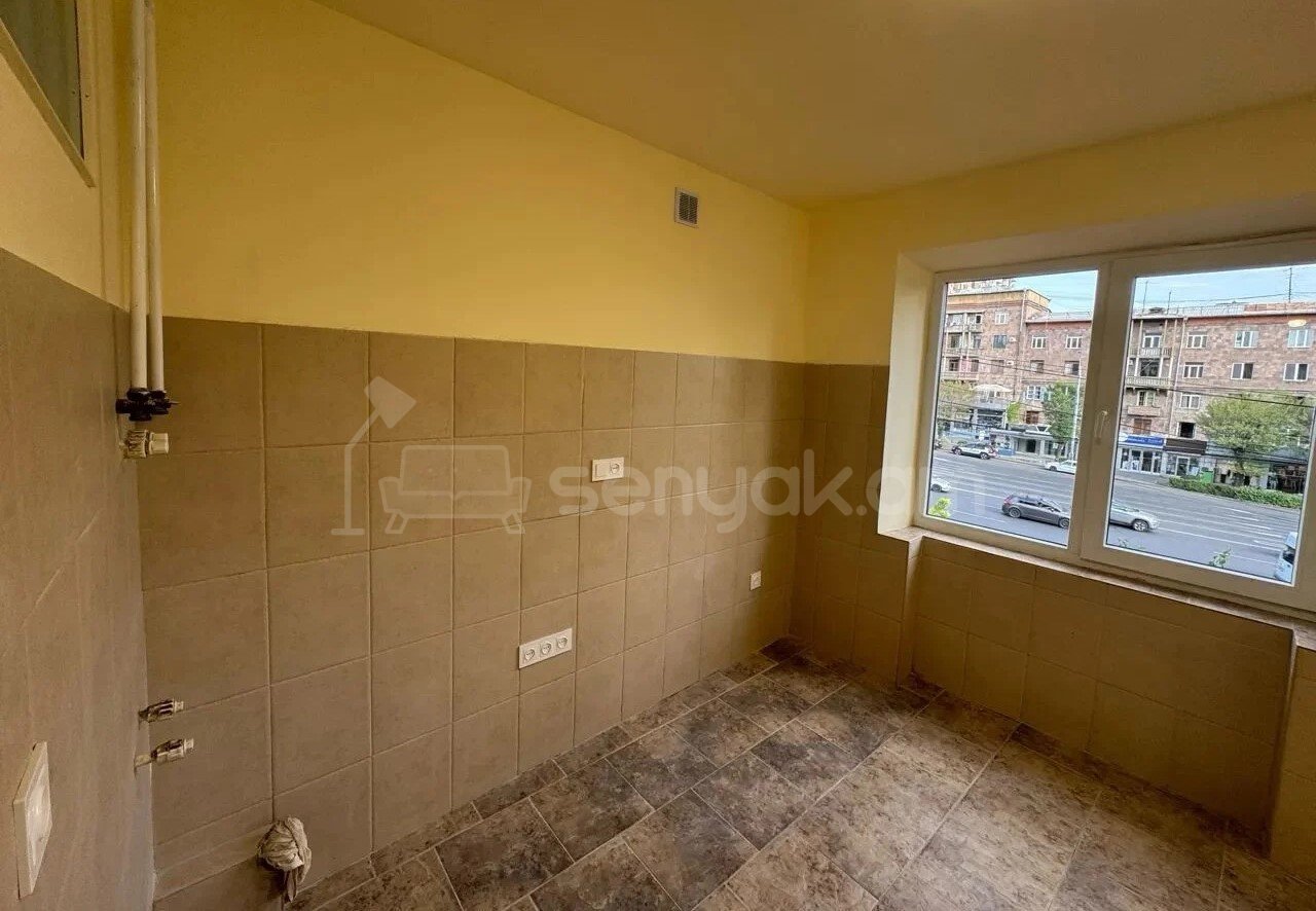 1 Սենյականոց Բնակարան Քարե Շենքում, 30քմ, 3/5 հարկ, Կապիտալ Վերանորոգված