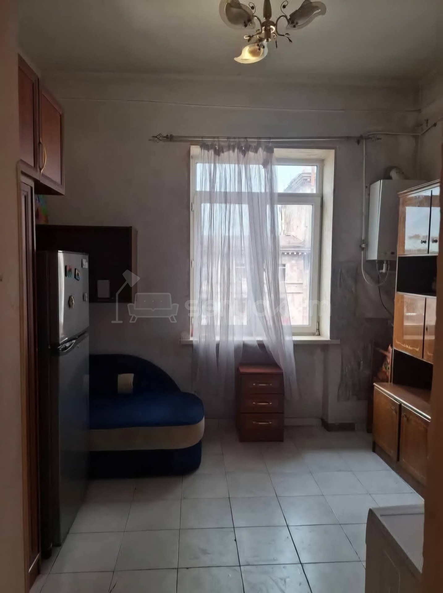 1 Սենյականոց Բնակարան Քարե Շենքում, 42քմ, 5/5 հարկ, Նորմալ Վիճակում, Կահավորված