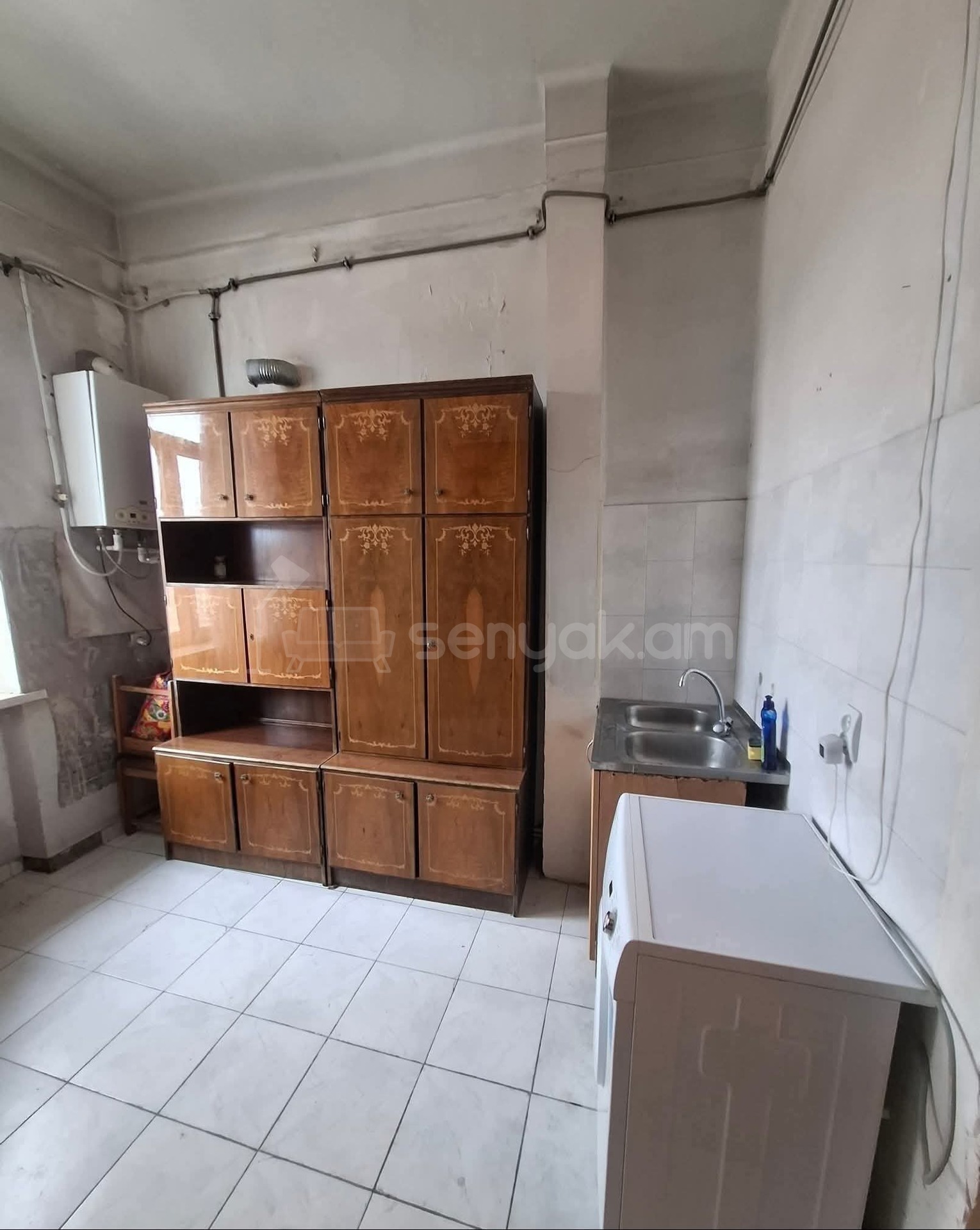 1 Սենյականոց Բնակարան Քարե Շենքում, 42քմ, 5/5 հարկ, Նորմալ Վիճակում, Կահավորված